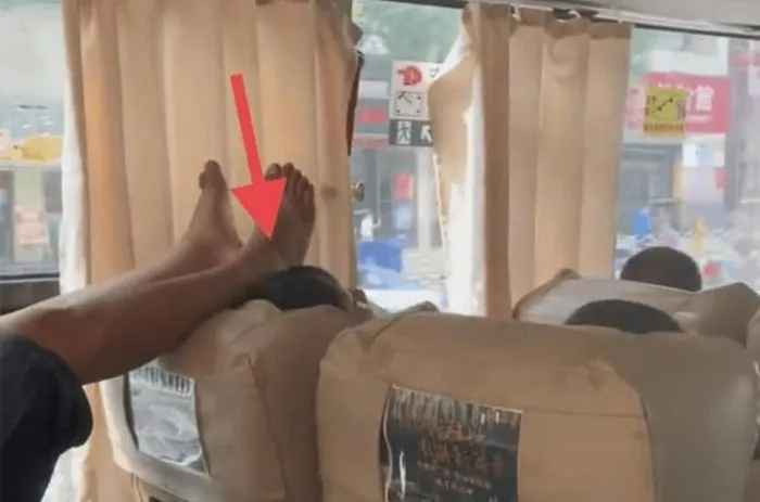 Mới đây, hình ảnh cho thấy một hành khách nam cởi giày và vô tư gác chân trần lên chiếc ghế trước mặt - nơi có một phụ nữ đang ngồi.