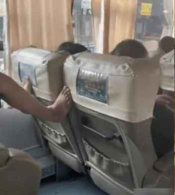 Trước hành kiểu ngồi phản cảm của vị khách ngồi sau, người đàn ông đi cùng vị khách nữ không chịu được, đã đẩy chân người này sang một bên, thậm chí anh còn tỏ vẻ tức tối, đấm vào hai bàn chân để nhắc nhở.