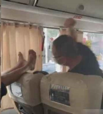 Sau một thời gian, trong vô thức, chân người đàn ông này lại duỗi thẳng gác lên ghế trước, lần này vô tình chạm vào đầu người phụ nữ.