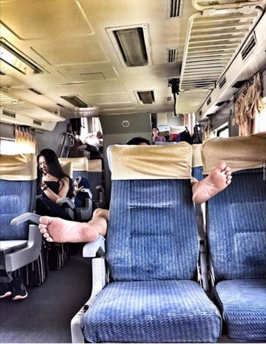 Hầu hết đều đồng tình rằng ngủ trên xe khách là điều dễ hiểu nhưng nên cẩn thận để không làm phiền người khác.