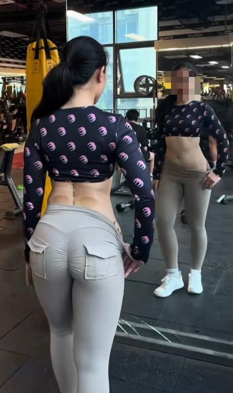 Câu hỏi mà nhiều người đặt ra là liệu đây có phải là một thói quen của cô nàng khi tập gym hay có một lý do đặc biệt nào đó đằng sau hành động này.