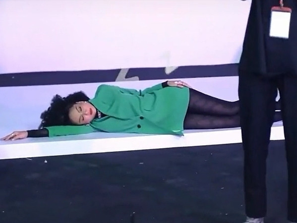 H'Hen Niê gây cười với khoảnh khắc nằm ngủ "xả lai" trong hậu trường.