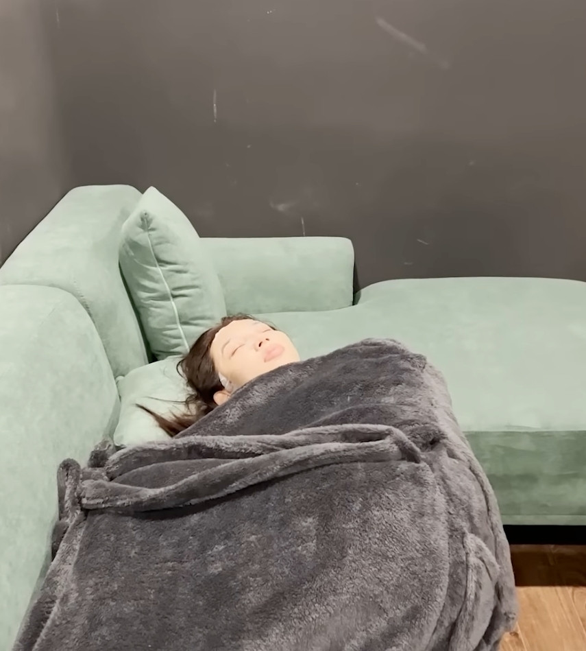 Nhìn vào những hình ảnh này, fan sắc đẹp lại càng cảm thấy thương người đẹp đang hoạt động tại làng hương sắc.