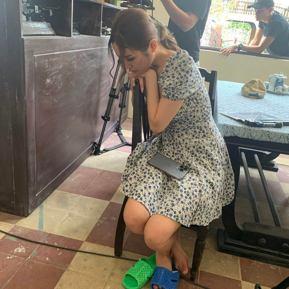 Người đẹp sinh năm 2002 chia sẻ: ""Mọi người thường thấy Xoài xuất hiện lộng lẫy trên thảm đỏ, trên những shoot hình tạp chí hay check-in du lịch sang chảnh nhưng đâu ai thấy cảnh mình “chạy xô" 2, 3 việc một ngày. Tuy chạy nhưng mắt vẫn díu lại, ngủ gà ngủ gật trên set quay, trên ô tô thành ra mới có những tấm hình 'để đời' này. Mệt thì mệt thật nhưng được làm việc mình thích để nỗ lực phát triển bản thân, học hỏi nhiều điều mới và được cả nhà yêu thương thì Xoài vẫn mê".