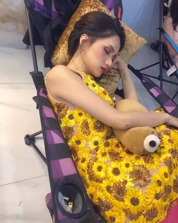 Hương Giang cũng tranh thủ chợp mắt trong lúc chờ đợi ghi hình.