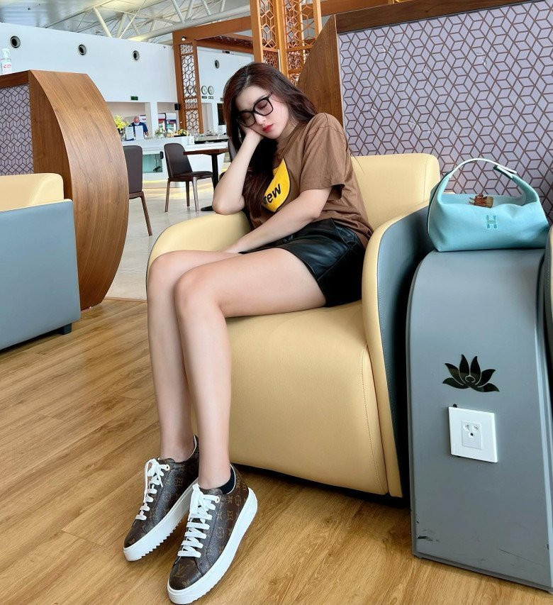 Đặc biệt, netizen tinh ý nhận ra mỗi lần Huyền My ngủ gật lại xách thêm một item túi hiệu trị giá hàng trăm triệu đồng.