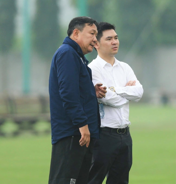 Giữa lúc câu chuyện của tiền vệ Quang Hải và CLB Hà Nội chưa có tiếng nói chung thì bài đăng tải của Chủ tịch đội bóng Thủ đô khiến cư dân mạng đồn đoán.