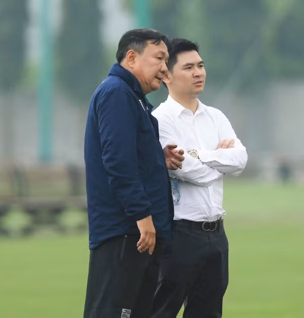 Giữa lúc câu chuyện của tiền vệ Quang Hải và CLB Hà Nội chưa có tiếng nói chung thì bài đăng tải của Chủ tịch đội bóng Thủ đô khiến cư dân mạng đồn đoán.