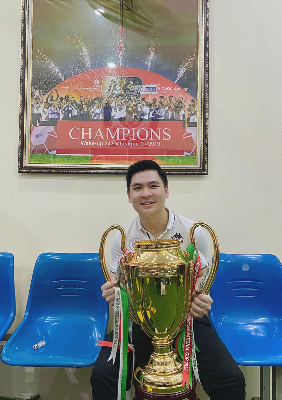 Đỗ Vinh Quang, anh là con trai thứ 2 của bầu Hiển. Không chỉ nổi tiếng khi có người cha sở hữu khối tài sản "khủng" mà anh còn khiến dư luận xôn xao khi nhận chức Chủ tịch CLB Hà Nội vào năm 2020.