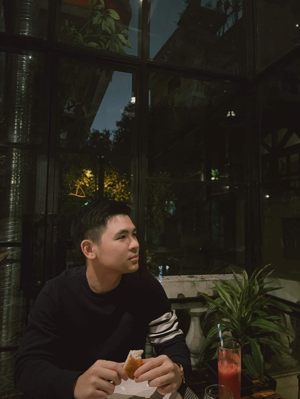 Cụ thể, trên trang cá nhân vị chủ tịch trẻ tuổi của CLB Hà Nội có đăng tải bức ảnh đầy tâm trạng và để cảm xúc tích cực cùng dòng trạng thái: "Ấn tượng đầu tiên là thứ bạn không có cơ hội thứ 2 để gây dựng nên".