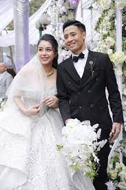 Trên trang cá nhân, Khánh Linh thường chia sẻ khối hàng hiệu đắt tiền hay các chuyến du lịch ở nhiều nơi sang chảnh chứng minh cho độ giàu có của mình.