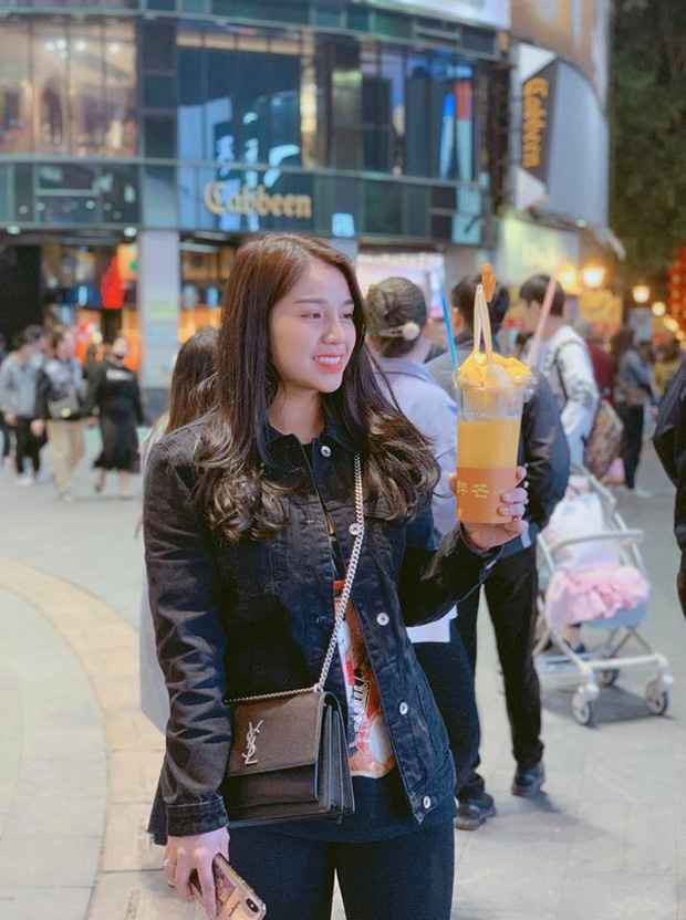 Đặc biệt, nam cầu thủ còn bày tỏ lời ngọt ngào với vợ: “Chồng chỉ cần thấy mấy mẹ con vui vẻ, khỏe mạnh là điều tuyệt vời nhất với chồng rồi. Bởi vì em xinh đẹp nhất là khi em cười”.