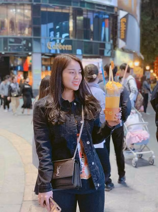 Đặc biệt, nam cầu thủ còn bày tỏ lời ngọt ngào với vợ: “Chồng chỉ cần thấy mấy mẹ con vui vẻ, khỏe mạnh là điều tuyệt vời nhất với chồng rồi. Bởi vì em xinh đẹp nhất là khi em cười”.