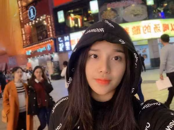 Bùi Tiến Dũng chi “mạnh tay” cho những món quà tặng vợ. Anh từng mua một chiếc xế hộp Mercedes Benz có giá hơn 2 tỷ đồng cho Khánh Linh.