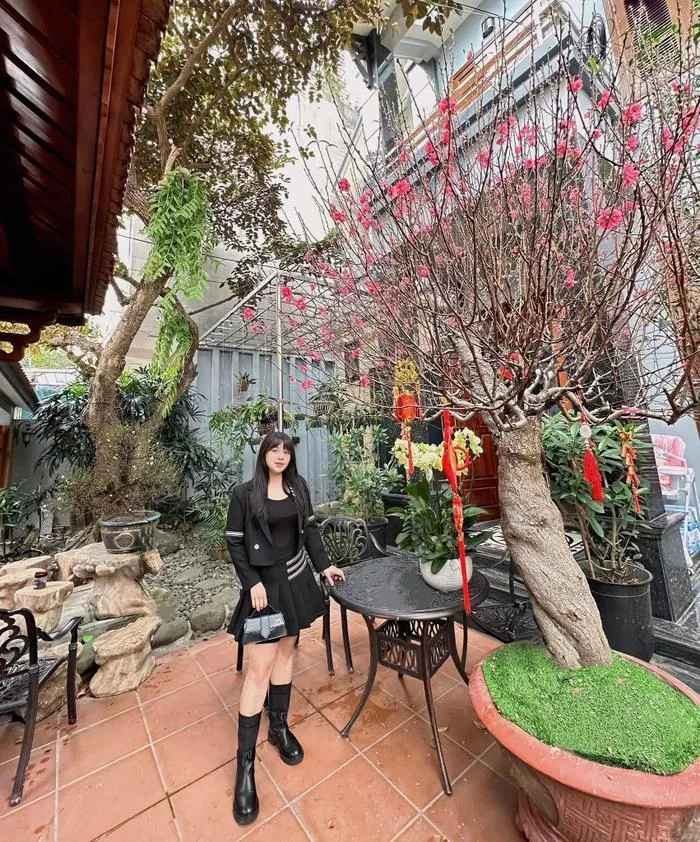 Vợ Bùi Tiến Dũng sinh ra trong một gia đình khá giả, làm kinh doanh ở Bắc Ninh. Từ nhỏ, cô đã được bố mẹ chiều chuộng hết mực, nhưng Khánh Linh lại rất biết tự lập và không phụ thuộc vào gia đình.