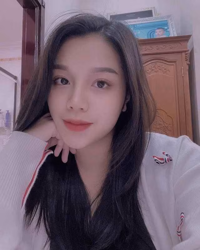 Kể từ khi lập gia đình, "Dũng 04" luôn nhắc đến vợ như một niềm tự hào. Anh từng khẳng định, Khánh Linh không phải tiểu thư đài các mà có thể làm tất cả mọi việc từ chăm con, việc nhà đến kinh doanh.