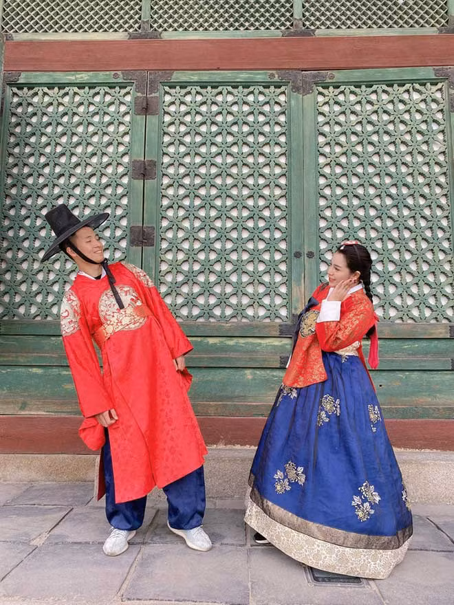 Khánh Linh từng là du học sinh tại Singapore. Sau quá trình học tập ở nước ngoài, cô về nước để cùng quản lý cơ ngơi của gia đình.