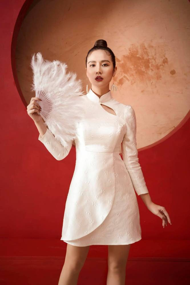 Nữ MC duyên dáng sở hữu chiều cao 1,72 m và gu thời trang thanh lịch, được nhiều người hâm mộ. Bên cạnh công việc chính tại nhà đài, cô mở shop thời trang, kinh doanh cà phê, bánh ngọt và tham gia một số công việc trong lĩnh vực nhà hàng của gia đình chồng.