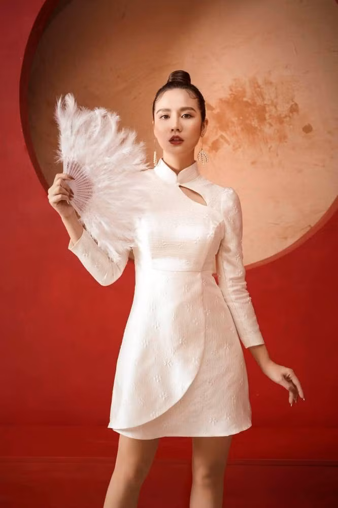 Nữ MC duyên dáng sở hữu chiều cao 1,72 m và gu thời trang thanh lịch, được nhiều người hâm mộ. Bên cạnh công việc chính tại nhà đài, cô mở shop thời trang, kinh doanh cà phê, bánh ngọt và tham gia một số công việc trong lĩnh vực nhà hàng của gia đình chồng.