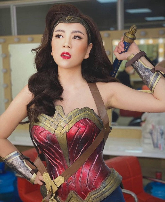 Xuất phát từ đây, Mai Ngọc cùng các đồng nghiệp nảy ra ý tưởng mượn hình trong bộ phim "Nữ thần chiến binh 1984" (Wonder Woman: 1984) để thực hiện chương trình đặc biệt về.