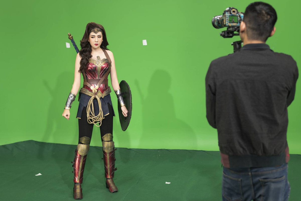 Cụ thể, nữ MC xinh đẹp nhất VTV cho biết: "Việc tạo ra vắc - xin ngừa Covid-19 đã trở thành chiến dịch thần tốc của cả thế giới... Trong tháng 3 này Việt Nam sẽ tiêm những mũi vắc - xin đầu tiên. Liệu đây có phải lá chắn - tấm khiên duy nhất giúp con người chiến thắng virus Sars-covi-2 hay còn cần những tấm khiên gì nữa?".