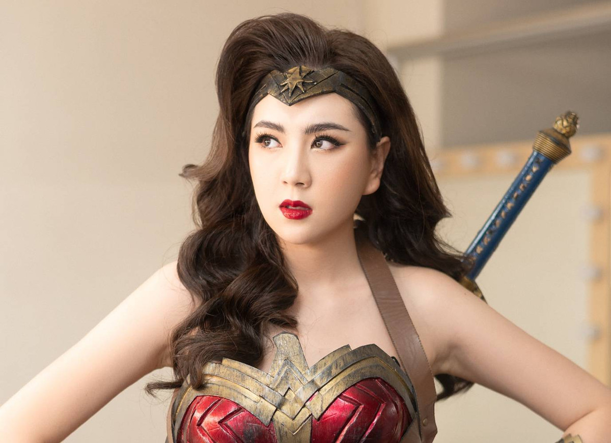 MC Mai Ngọc gây bất ngờ khi xuất hiện trong trang phục của nữ chiến binh Wonder Women, khác với hình ảnh hiện đại trên sóng truyền hình cũng như trên trang cá nhân.