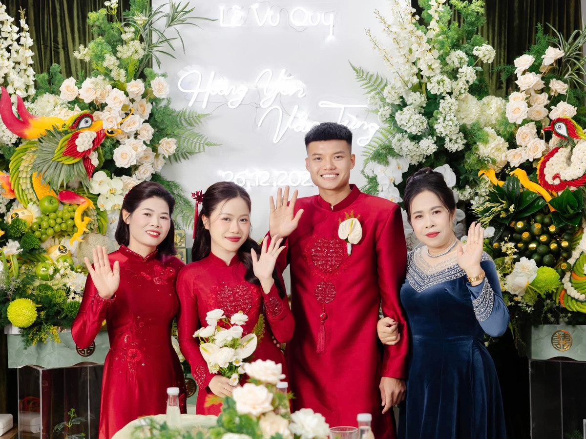 Chuyện tình của Văn Tùng được hé lộ từ đầu năm 2022 khi nam cầu thủ khoe ảnh chung với bạn gái.