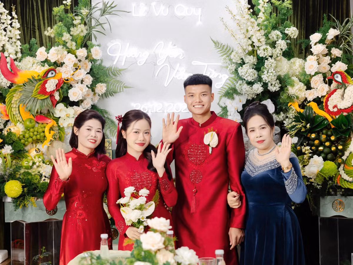 Chuyện tình của Văn Tùng được hé lộ từ đầu năm 2022 khi nam cầu thủ khoe ảnh chung với bạn gái.