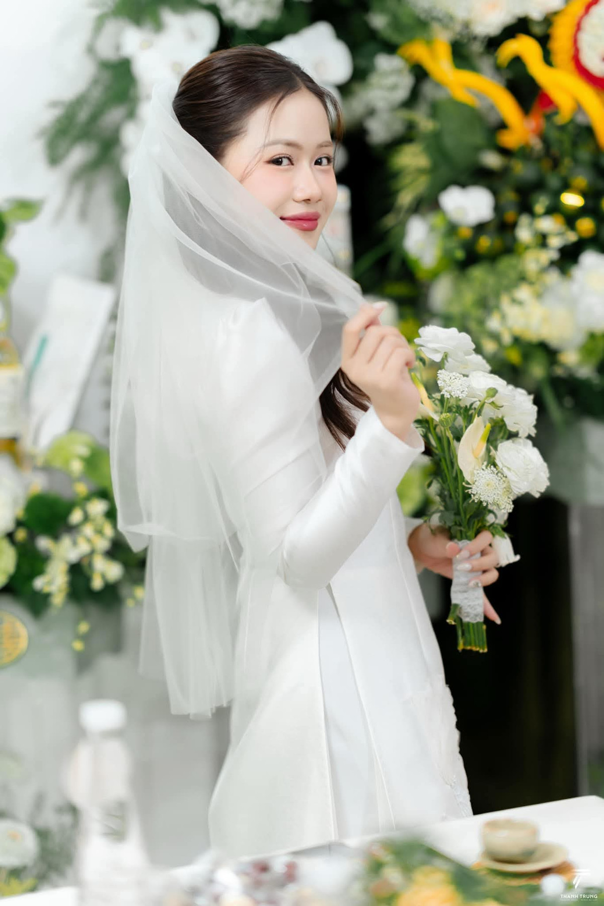 Còn với Hoàng Yến, cô nàng được khen hết lời bởi nhan sắc ngắm là mê.