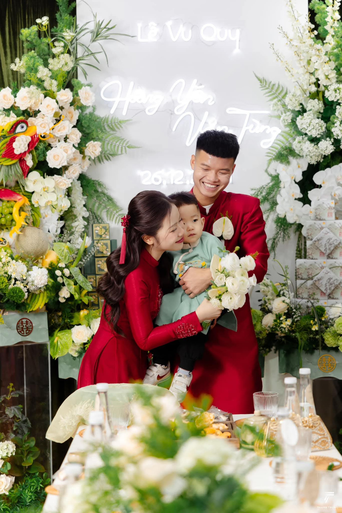 Tiền đạo Nguyễn Văn Tùng sinh năm 2001 này hiện đang thi đấu tại CLB Hà Nội. Bên cạnh khả năng chơi bóng ấn tượng, nam cầu thủ còn sở hữu chiều cao 1m80, ngoại hình sáng nên luôn gây được chú ý mỗi khi ra sân.