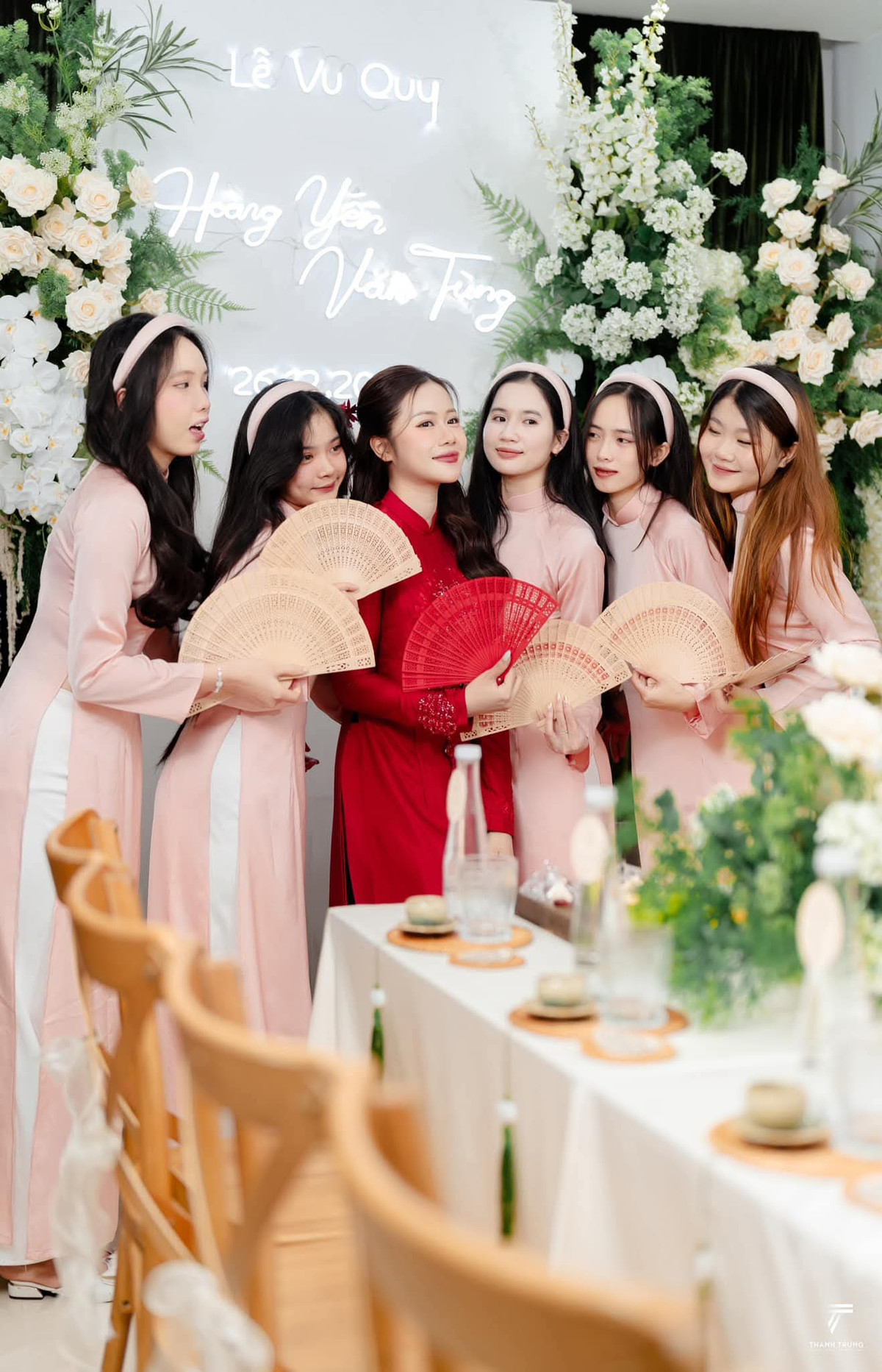 Hoàng Yến từng sinh viên trường Đại học Ngoại ngữ - Đại học Đà Nẵng. Cả hai nhận nhiều lời khen bởi đều là trai tài, gái sắc vô cùng xứng đôi.