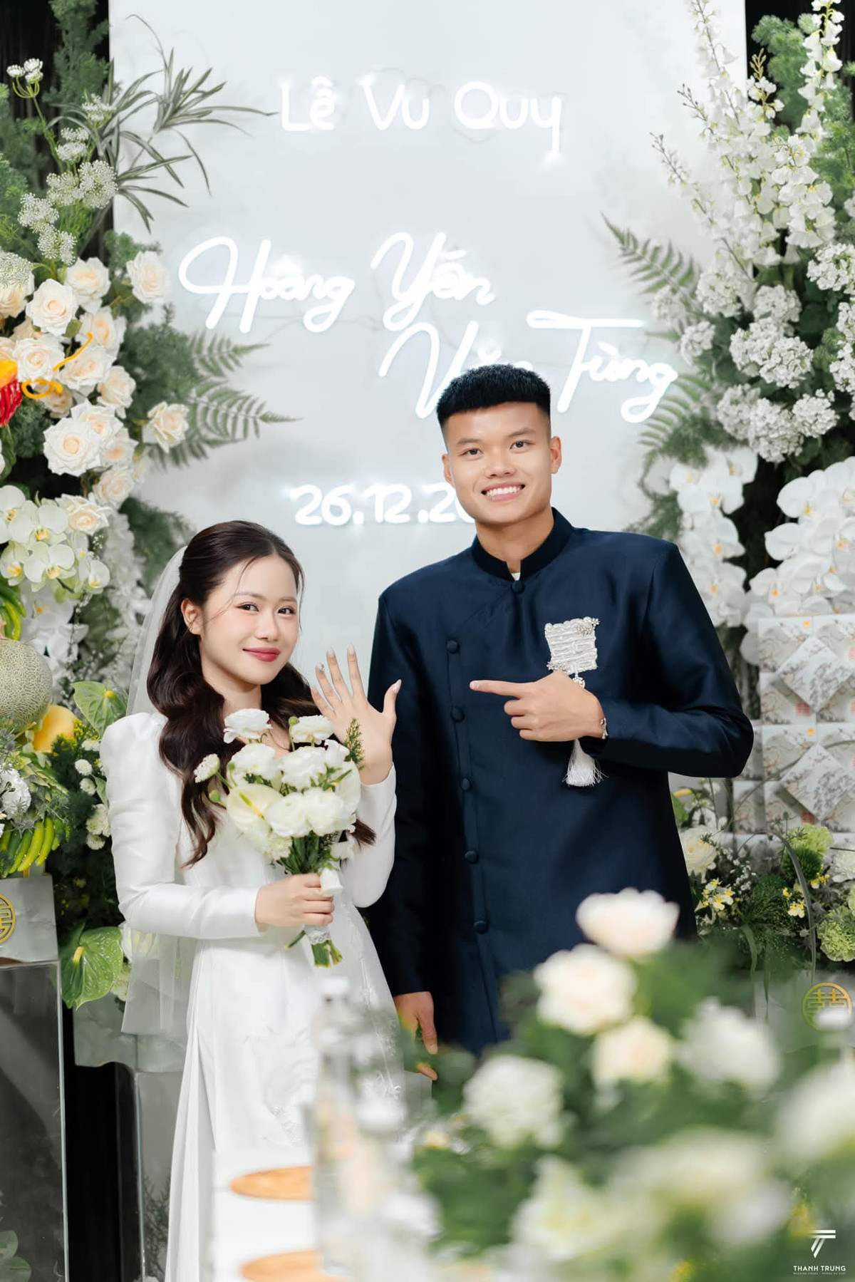 Trước đó, Văn Tùng (CLB Hà Nội) hạnh phúc khoe đã cầu hôn thành công bạn gái Vũ Hoàng Yến vào đúng dịp 20/10.