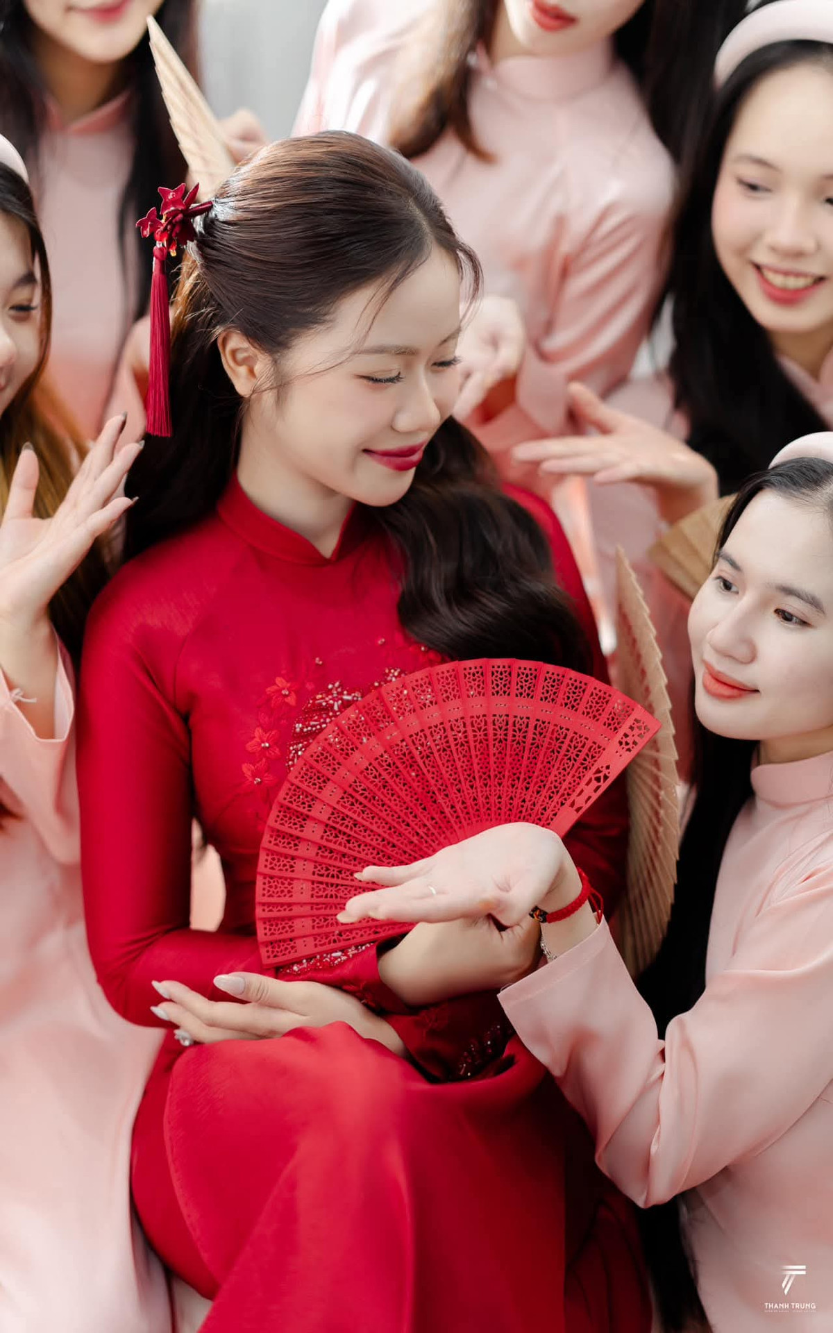 Trong ngày trọng đại, "hot girl ngân hàng" diện bộ áo dài đổ truyền thống cực nổi bật.