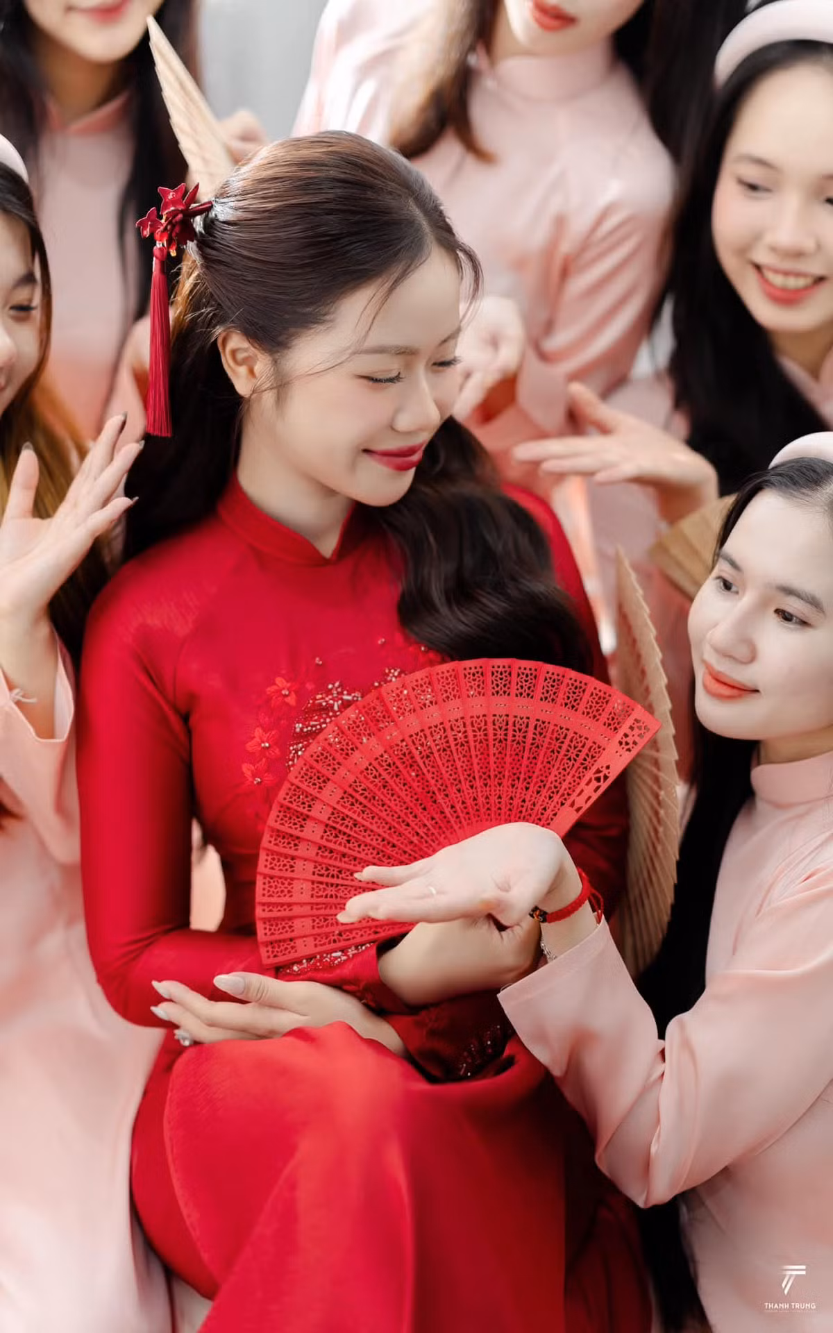 Trong ngày trọng đại, "hot girl ngân hàng" diện bộ áo dài đổ truyền thống cực nổi bật.