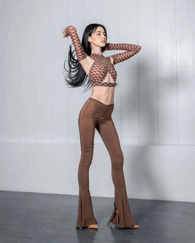 Cô nàng dành nhiều tình cảm cho các địa điểm du lịch có biển để thỏa sức "bung lụa" với nhiều kiểu trang phục khác nhau.