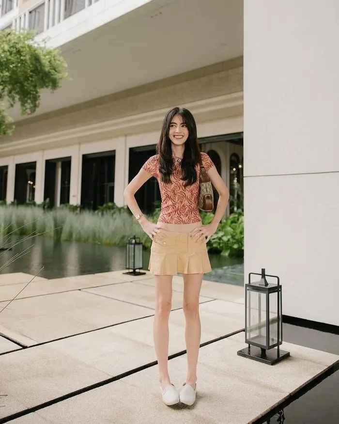 Vừa qua, những hình ảnh mới nhất của Mai Davika đã để lộ thân hình gầy gò quá mức, đôi chân nhỏ như que tăm.