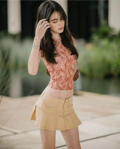 Dù được cõi mạng đánh giá cao chiếc eo bé xíu chuẩn chỉnh, nhưng tổng thể của người đẹp sinh năm 1992 lại trở nên thiếu sức sống vì gầy guộc.