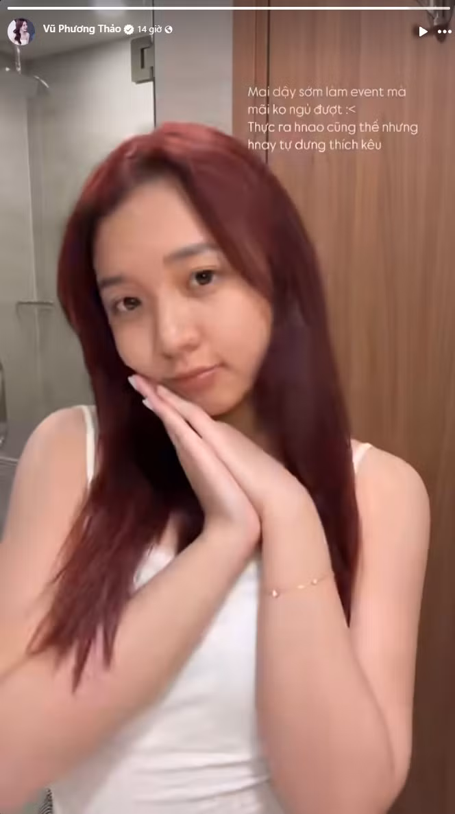 Trong story đăng tải trên trang cá nhân, Phương Thảo chia sẻ video selfie không trang điểm, kèm caption dí dỏm: "Mai dậy sớm làm event mà mãi không ngủ được. Thực ra hôm nào cũng thế nhưng hôm nay tự dưng thích kêu".