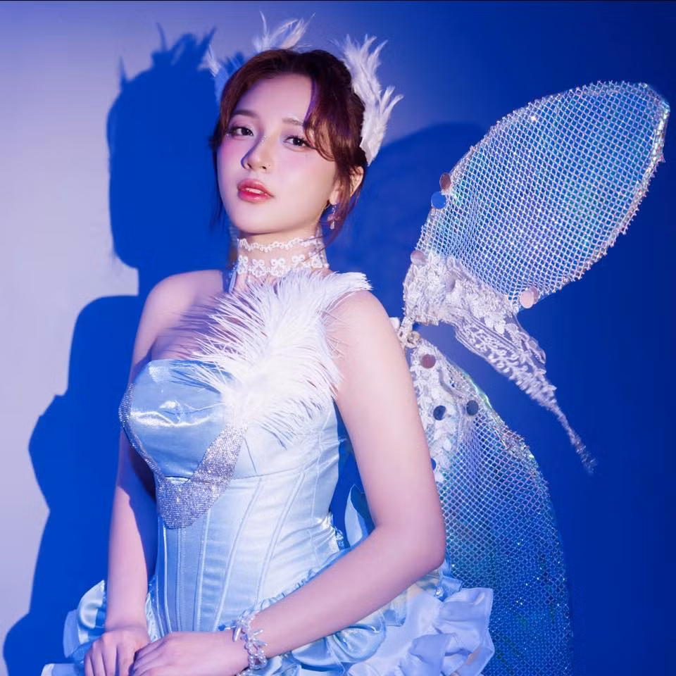 Không chỉ sở hữu ngoại hình nổi bật, Phương Thảo còn ghi dấu ấn bởi khả năng giao tiếp duyên dáng, xử lý tình huống linh hoạt trên sân khấu và tương tác gần gũi với tuyển thủ cũng như khán giả.