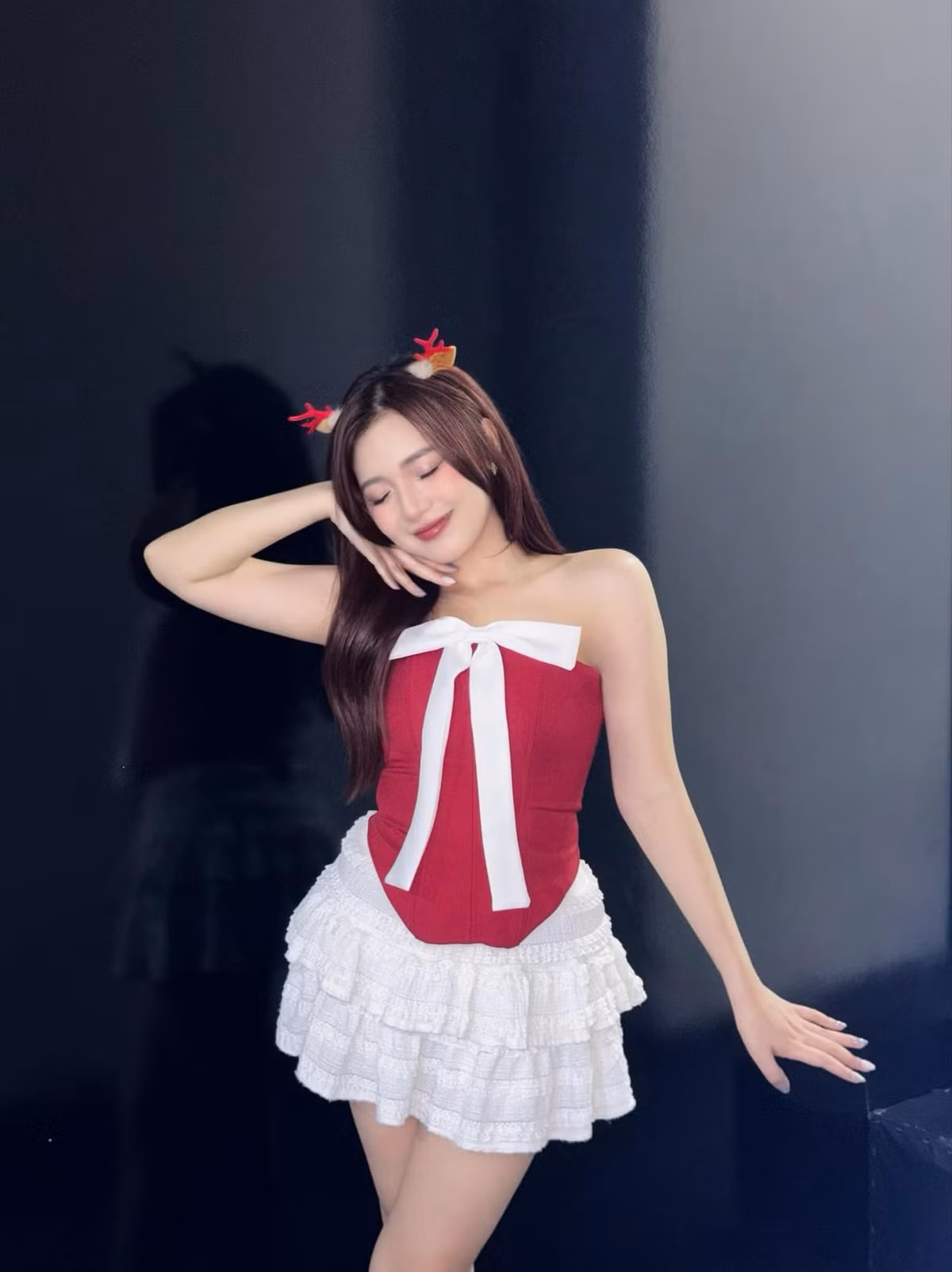 CĐM đồng tình rằng mặt mộc của Phương Thảo thể hiện sự tự nhiên, trẻ trung, và đặc biệt là làn da khỏe mạnh, không khuyết điểm đáng kể – điều mà không phải ai cũng giữ được với lịch trình làm việc dày đặc như một MC Esports chuyên nghiệp.