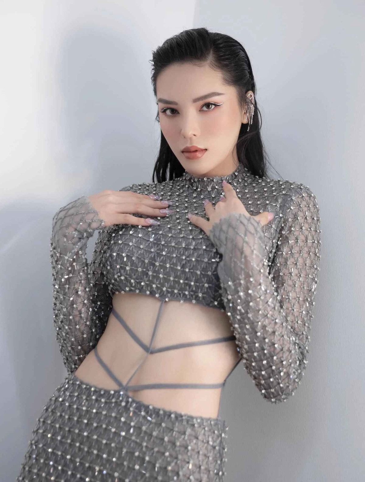 Cụ thể, Kỳ Duyên có viết dưới phần bình luận: "Thứ nhất: Áo mình đang mặc không phải áo cóp se (không hiểu áo cốp xe là gì nhưng chắc là áo coọc sê hay còn gọi là áo lót), đây là áo bơi vì mình đang chuẩn bị đi bơi và mình đang mặc với quần dài đi dép đội nón đàng hoàng. Thứ hai: Nơi mình chụp hình là khu villa riêng tư mình ở, không phải nơi công cộng ai cũng nhìn ai cũng thấy".