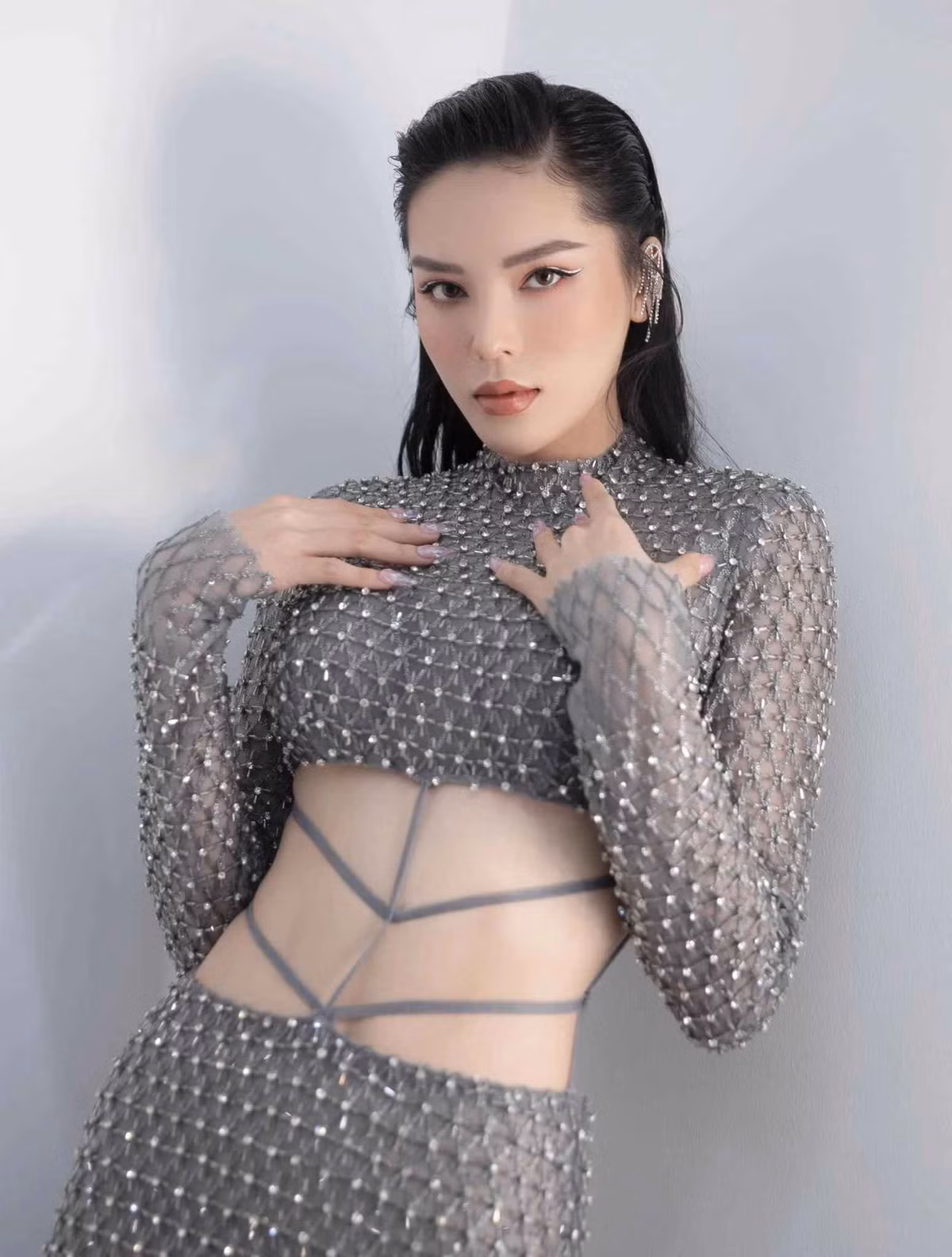 Cụ thể, Kỳ Duyên có viết dưới phần bình luận: "Thứ nhất: Áo mình đang mặc không phải áo cóp se (không hiểu áo cốp xe là gì nhưng chắc là áo coọc sê hay còn gọi là áo lót), đây là áo bơi vì mình đang chuẩn bị đi bơi và mình đang mặc với quần dài đi dép đội nón đàng hoàng. Thứ hai: Nơi mình chụp hình là khu villa riêng tư mình ở, không phải nơi công cộng ai cũng nhìn ai cũng thấy".