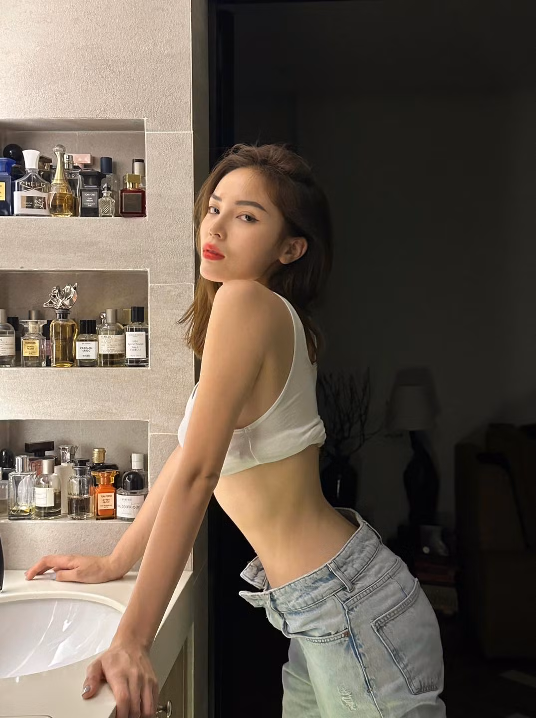 Kỳ Duyên được biết đến là Hoa hậu Việt Nam 2014. Sau khi đăng quang, người đẹp đã vướng vào loạt chỉ trích về những ồn ào chuyện đời tư khiến hình ảnh của cô bị tụt dốc không phanh trong lòng người hâm mộ.