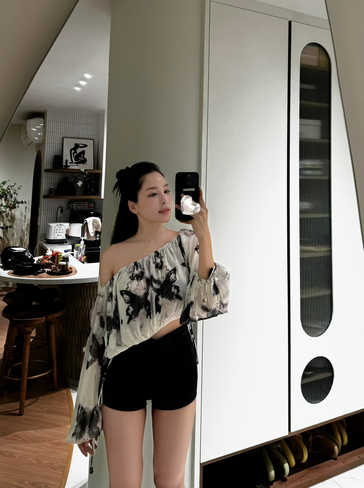 "Tôi không biết đã chi bao nhiêu tiền để dao kéo. Tôi không quan tâm về giá khi làm đẹp, miễn làm lên đẹp - an toàn - tự nhiên là được. Tôi làm mũi đến 4-5 lần. Nếu ước tính thì chắc khoảng 300 - 400 triệu. Trong 4 năm vừa qua, tôi không có dao kéo nữa, mọi người thấy tôi đẹp lên có thể là do tôi giảm cân thành công", Trâm Anh chia sẻ.