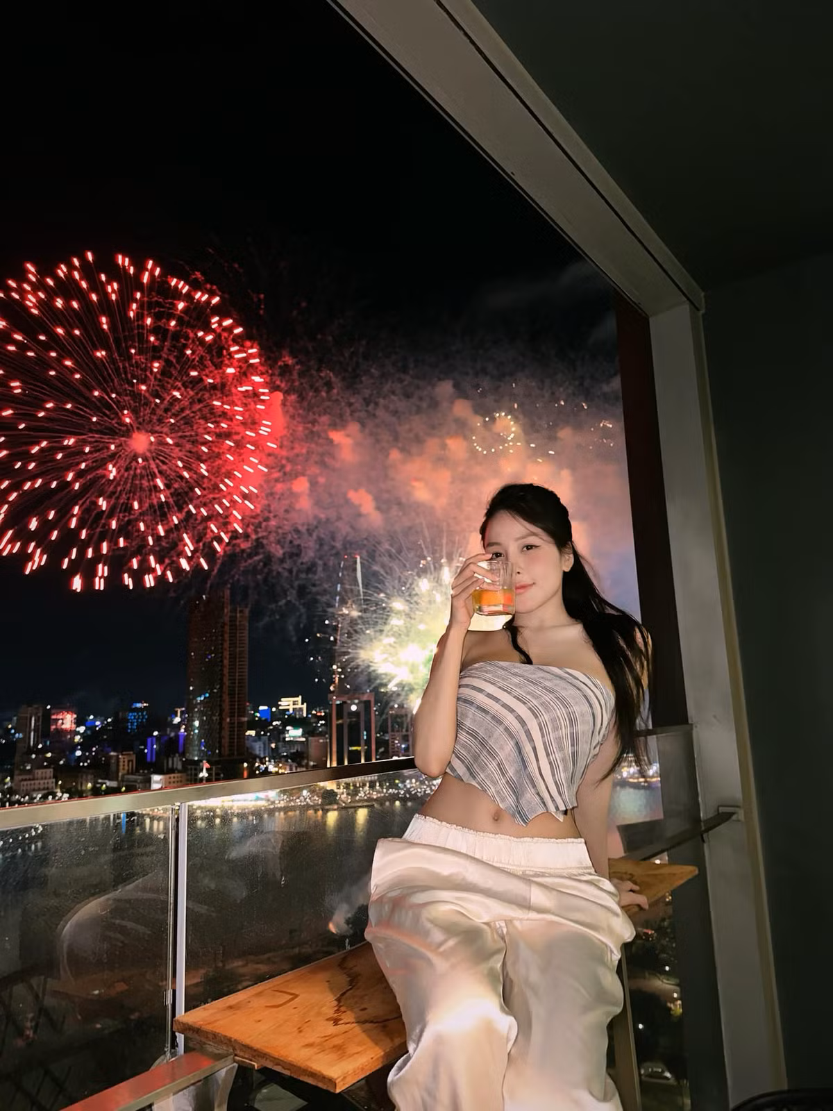 Hot girl Trâm Anh sinh năm 1996, quê Thanh Hóa. Cô có xuất thân từ gia đình kinh doanh. Người đẹp bắt đầu "nổi như cồn" nhờ tham gia Nóng cùng World Cup 2018.