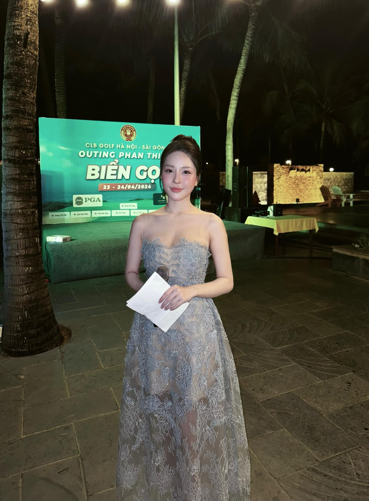 Tuy nhiên, đi đôi với sự nổi tiếng nhanh chóng, Trâm Anh đối mặt với loạt scandal lớn khiến cô lao đao trong làng giải trí và lui về ở ẩn trong nhiều năm.