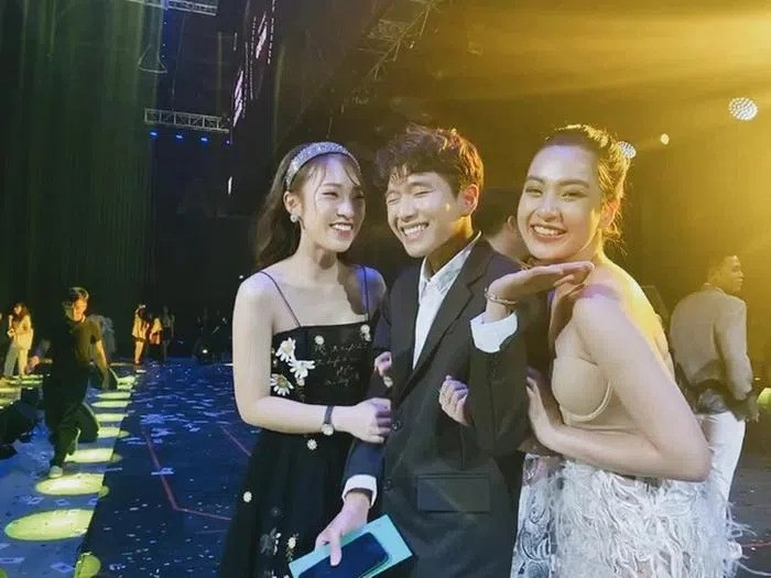 Đặc biệt, trong năm vừa qua, Khánh Vy đã được “chọn mặt gửi vàng”, trở thành MC cho chương trình nổi tiếng Đường lên đỉnh Olympia khi chỉ mới 23 tuổi. Bên cạnh đó, cô nàng còn thành công trong nhiều lĩnh vực khác như diễn giả, YouTuber, TikToker,…