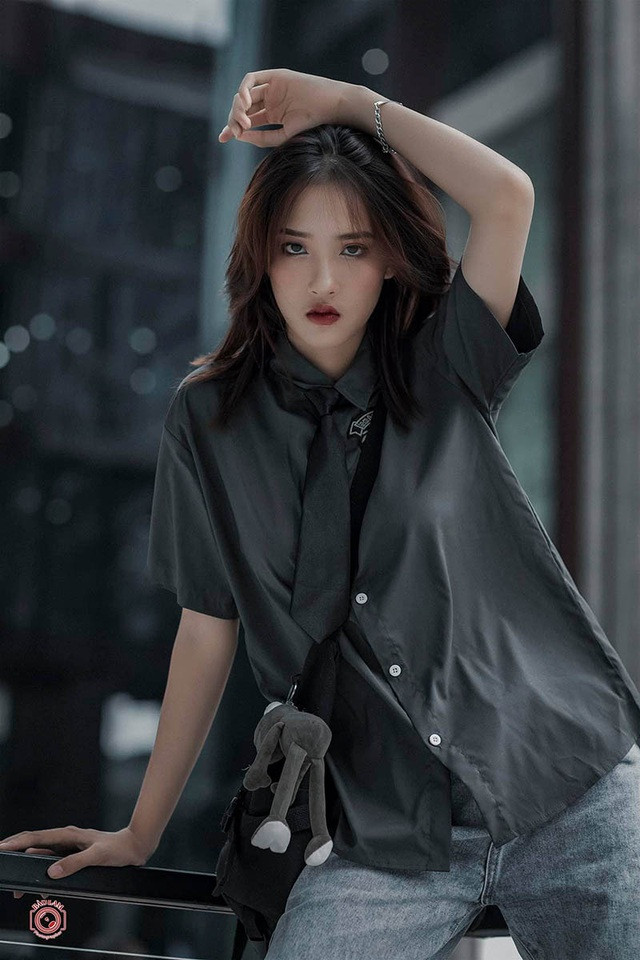 Lưu Thị Thu Trang từng “nổi như cồn” trên mạng xã hội với hình ảnh được chụp trong khi trú mưa. Kể từ đó, trang cá nhân facebook của nữ sinh Thái Nguyên nhận được đông đảo lượt theo dõi và tương tác.