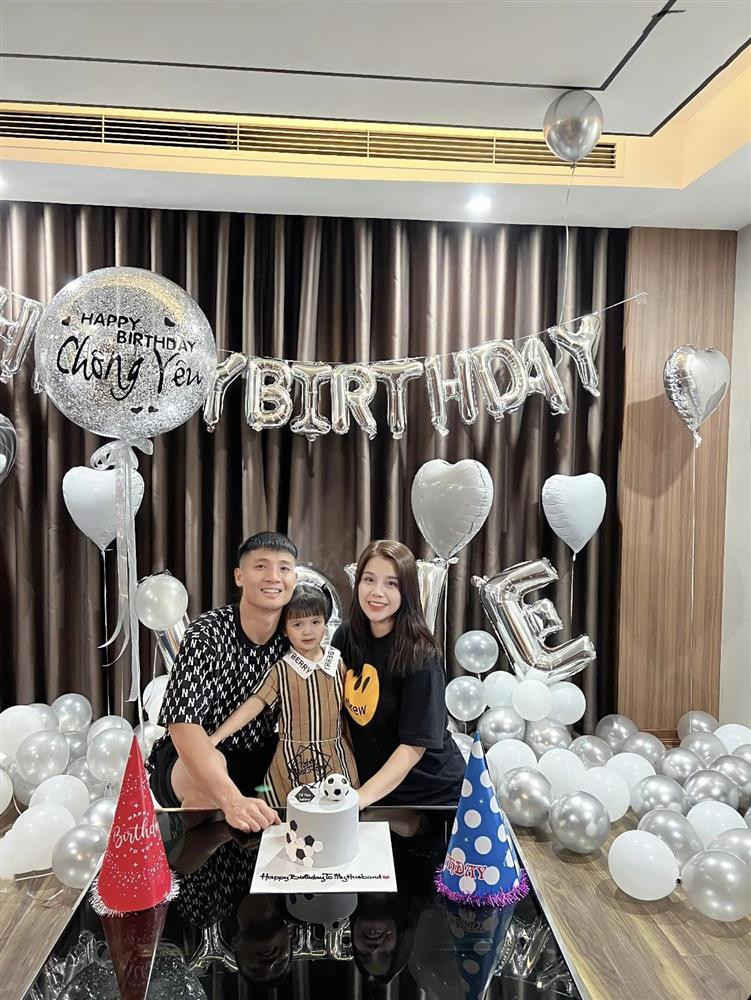 Ở thời điểm Tiến Dũng và Khánh Linh vướng nghi án rạn nứt, bà Cẩm Thơ (mẹ Khánh Linh) lại đăng dòng trạng thái về sự "rời đi - ở lại" đầy ẩn ý. Nhưng cuối cùng, đám cưới của cặp đôi vẫn diễn ra.