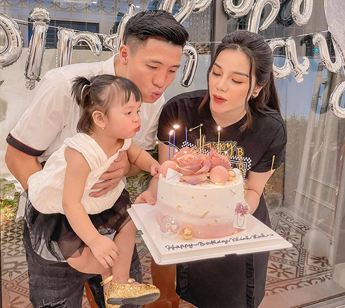 Trước đó, khi có người nói Bùi Tiến Dũng lấy được vợ giàu - nam cầu thủ thẳng thắn chia sẻ: "Nhiều người bảo tôi lấy vợ giàu, chuột sa chĩnh gạo nhưng nói thật, vợ chồng gặp nhau là cái duyên. Có hợp nhau, lấy nhau không là một chặng đường rất dài nữa. Vật chất sẽ chẳng là gì nếu hai người suốt ngày cãi vã, cuộc sống lúc ấy mệt mỏi lắm...